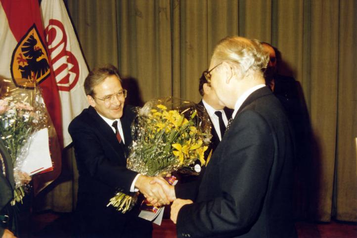 Verleihung der Marie Juchacz Plakette an Rolf Ackermann bei der AWO-Bundeskonferenz 1986 in Dortmund durch Hermann Buschfort (v.l.n.r.).