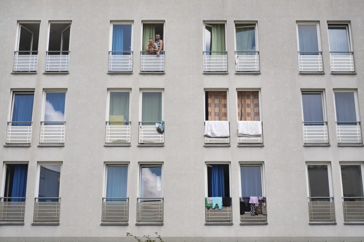 Eine graue Häuserfassade mit vielen Fenstern