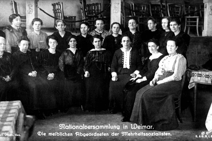 Die weiblichen Abgeordneten der erten Weimarer Nationalversammlung mit Marie Juchacz