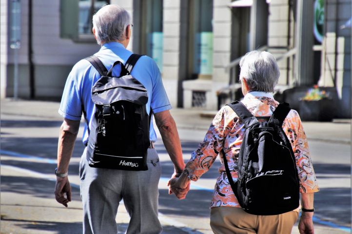 Senioren auf Strasse Pixabay