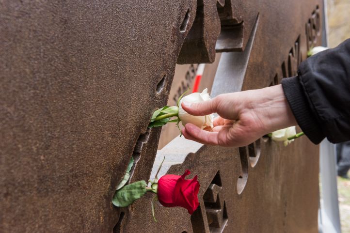 Rosen am Marie-Juchacz-Denkmal