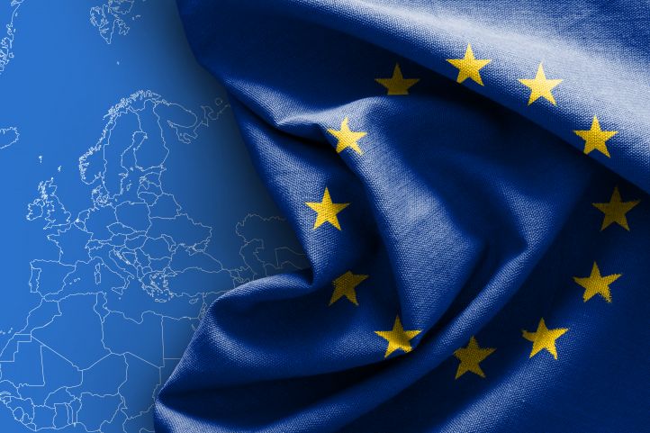 Eine Europaflagge Europafahne liegt auf einer Karte von Europa Europakarte