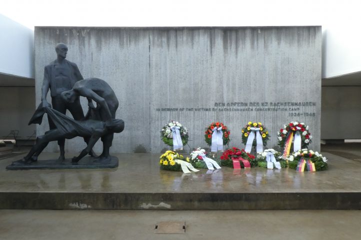 Kränze in der Gedenkstätte Sachsenhausen 2021