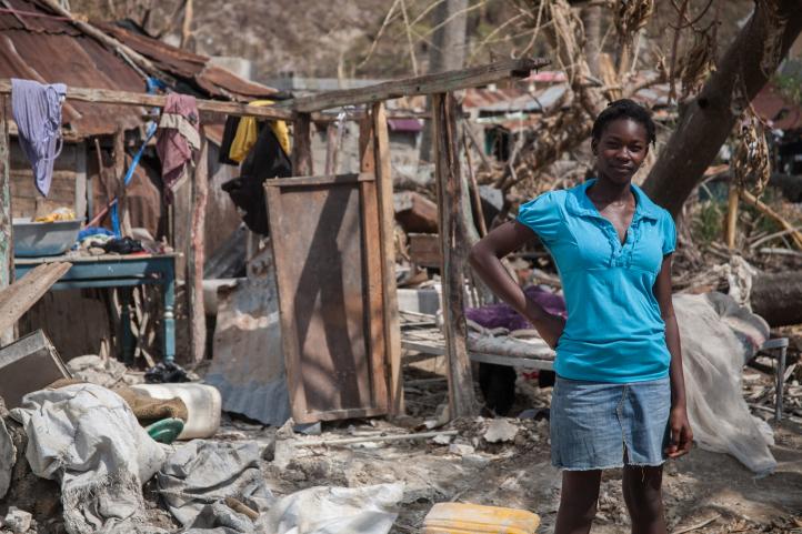 Haiti Hurrikan Menschen vor zerstörten Häsuern