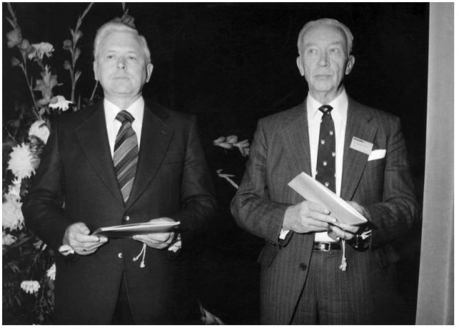 Karl-Heinz Thiel und Dr. Arne Bruusgaard - Marie-Juchaz-Plakette, 1977