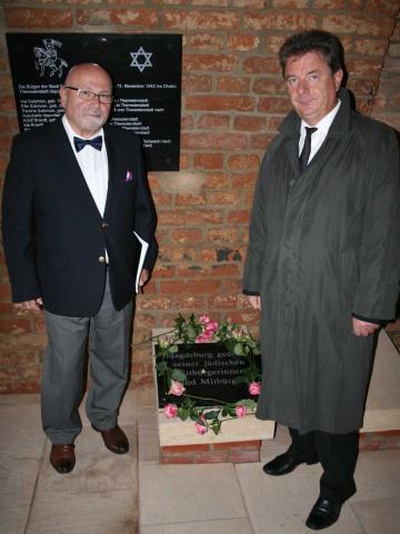 Oberbürgermeister Dr. Trümper und der Direktor der Gedenkstätte, Herr Dr. Jan Munk vor der Gedenktafel