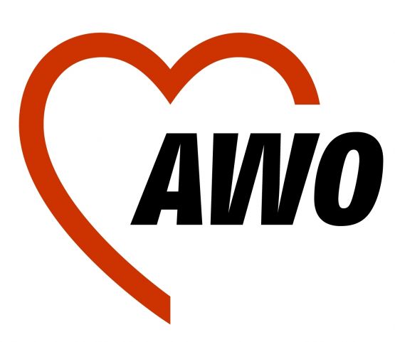 Auf dem Bild sieht man das AWO Logo. Das Logo besteht aus einem rot umrandeten Herz und dem Schriftzug AWO