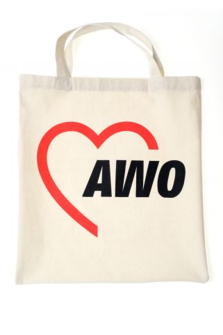 Auf dem Bild sieht man einen Beutel mit dem AWO Logo drauf. 