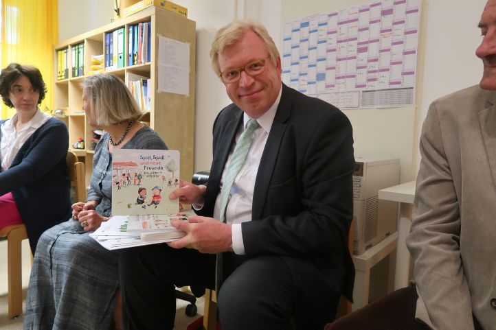 Staatssekretär Dr. Ralf Kleindiek mit Bilderbuch 