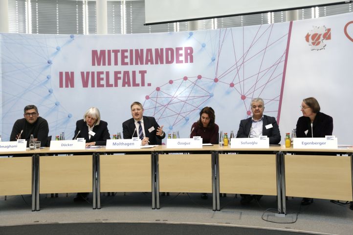 Das Podium bei der Konferenz Miteinander in Vielfalt, unter anderem mit Ministerin Özoguz und AWO Vorstandsfrau Brigitte Döcker