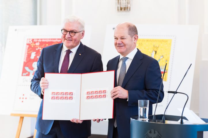Steinmeier Scholz bei der Wohlfahrtsmarkenübergabe 2019