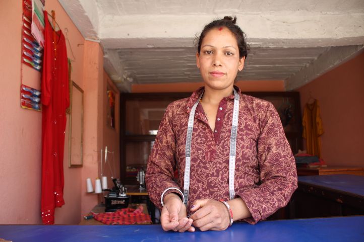 Sanchita Kunwar arbeitet nun erfolgreich als Schneiderin und verdient in Nepal ihr eigenes Geld_Foto_AWO International_Südasien.JPG