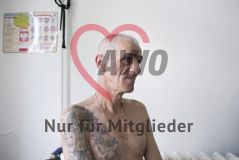 Ein älterer Mann mit Tattoos 