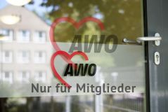 Eingangstür einer AWO-Einrichtung mit AWO Logo