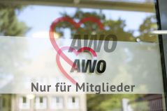 Eingangstür einer AWO-Einrichtung mit AWO Logo 