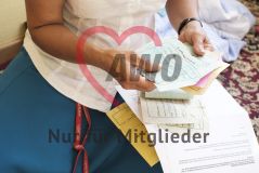 Eine Frau hält mehrere Dokumente in der Hand