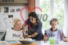 Eine Frau hilf einer alten Frau Seniorin mit Tabletten Medikamenten