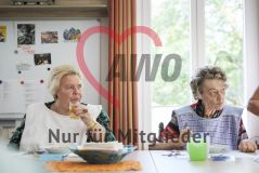 Zwei alte Frauen Seniorinnen essen am Tisch