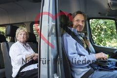Zwei alte Frauen Seniorinnen sitzen in einem Auto
