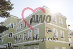 Außenaufnahme der AWO Tagesbetreuung Herbert-Kleusberg-Haus mit AWO Logo