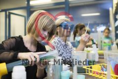Mehrere Kinder Mädchen experimentieren in einem Labor