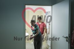Eine Frau hilft einer alten Frau Seniorin im Badezimmer einer Pflegeeinrichtung