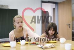 Zwei Mädchen sitzen in einem Klassenzimmer und essen