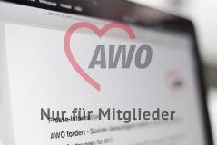 Nahaufnahme Monitor mit geöffnetem Textdokument mit AWO-Logo