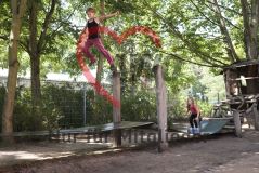 Zwei Mädchen Kinder springen Trampolin auf einem Spielplatz