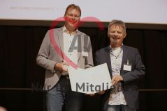 Harald Clemens und Matthias Hess auf der 11. Sozialkonferenz mit der Urkunde zum Lotte-Lemke-Engagementpreis 2022