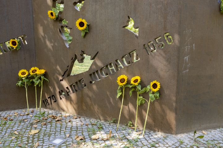 Marie-Juchacz-Denkmal mit Sonnenblumen geschmückt 2022