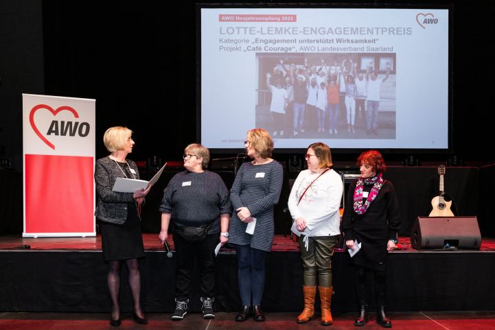 AWO Neujahrsempfang 2023: Gabriele Siebert-Paul bei der Verleihung des Lotte-Lemke-Engagementpreises an das Projekt Café Courage des AWO Landesverbandes Saarland