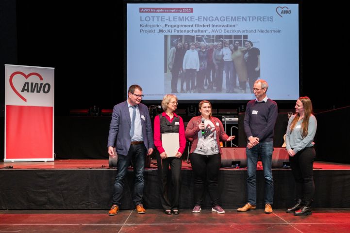 AWO Neujahrsempfang 2023: Gerwin Stöcken bei der Verleihung des Lotte-Lemke-Engagementpreises an das Projekt "Mo.Ki Patenschaften" des AWO Bezirksverbandes Niederrhein