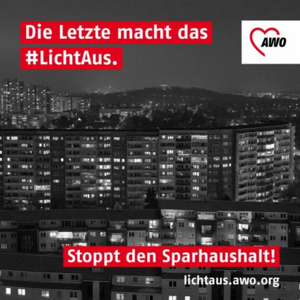 Wohnanlage bei Nacht. Auf dem Bild steht unter anderem: "Stoppt den Sparhaushalt!" und der Link zu lichtaus.awo.org