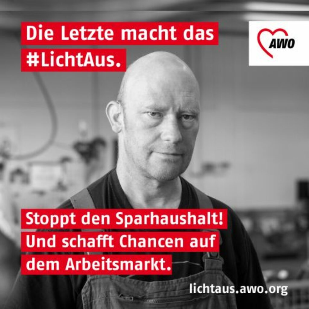 Ein Mann in Arbeitskleidung steht in einer Werkstatt und schaut ernst in die Kamera. Auf dem Bild steht unter anderem: "Stoppt den Sparhaushalt!" und der Link zu lichtaus.awo.org