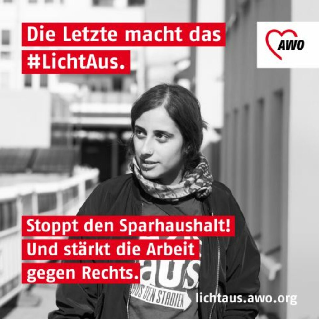 Frau mit Schal und schwarzer Jacke läuft auf der Straße. Auf dem Bild steht unter anderem: "Stoppt den Sparhaushalt!" und der Link zu lichtaus.awo.org