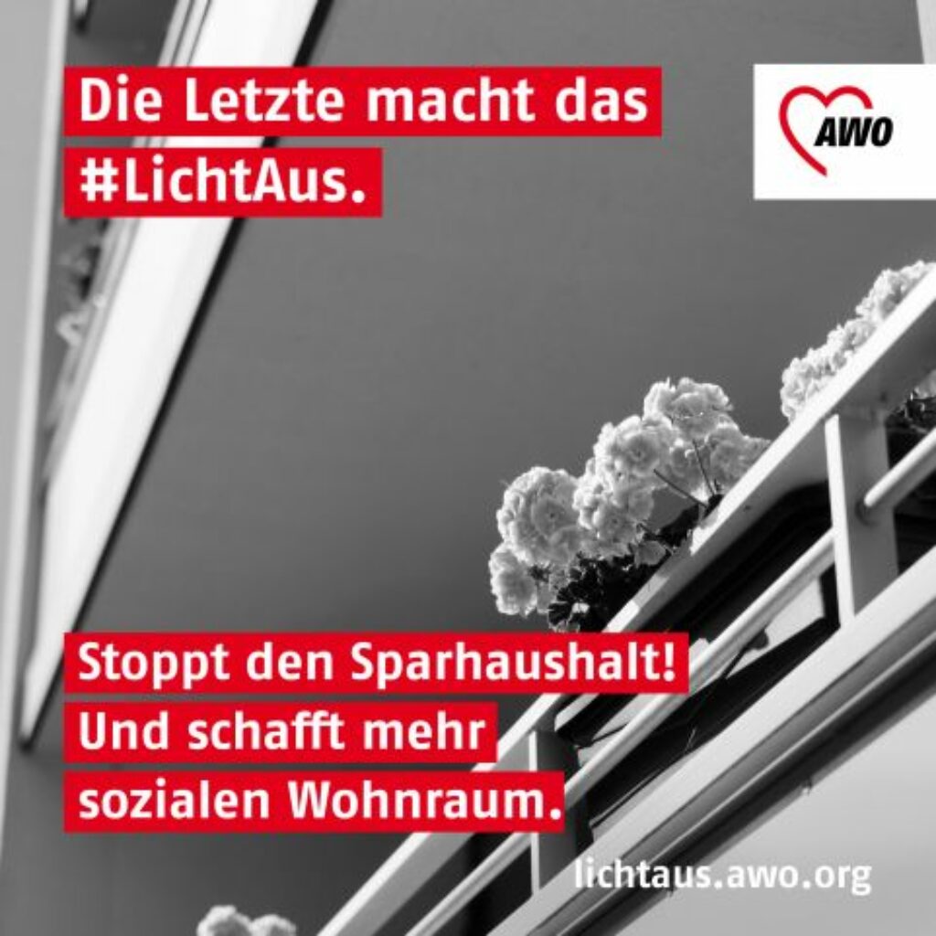 Balkon mit Blumen. Auf dem Bild steht unter anderem: "Stoppt den Sparhaushalt!" und der Link zu lichtaus.awo.org