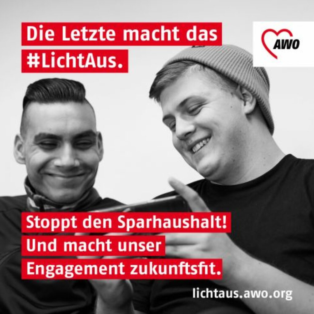 Zwei junge Männer schauen lachend auf ein Smartphone. Auf dem Bild steht unter anderem: Stoppt den Sparhaushalt!" und der Link zu lichtaus.awo.org