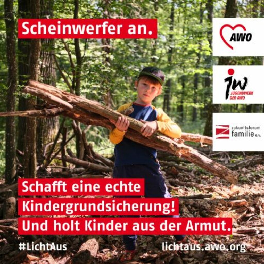 Junge sammelt Äste im Wald. Auf dem Bild steht unter anderem: "Scheinwerfer an. Schafft eine echte Kindergrundsicherung und holt Kinder aus der Armut." und der Link zu lichtaus.awo.org