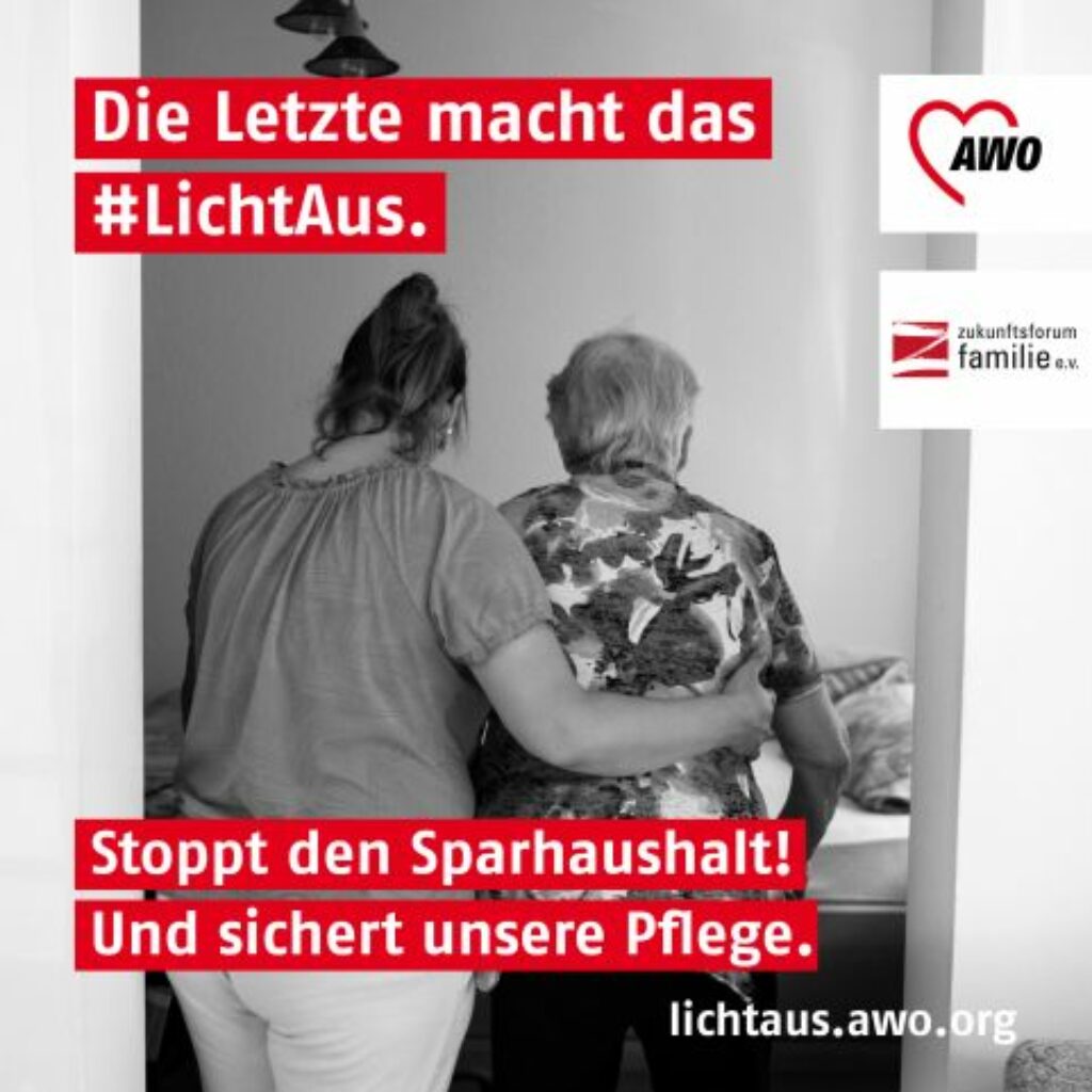 Eine Pflegekraft unterstützt eine ältere Frau beim Gehen durch einen Korridor. Auf dem Bild steht unter anderem: "Stoppt den Sparhaushalt!" und der Link zu lichtaus.awo.org
