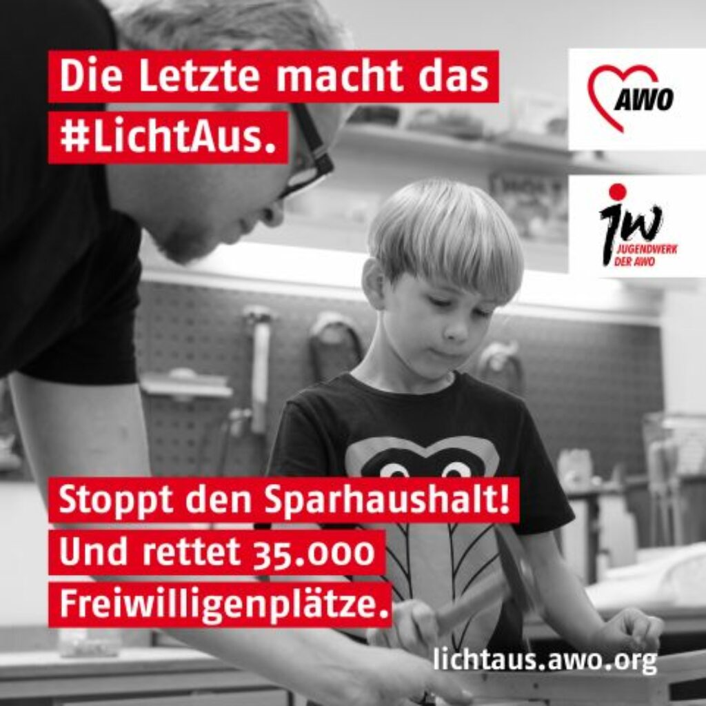 Junge hämmert Nägel in ein Brett und wird dabei von einem Mann betreut. Auf dem Bild steht unter anderem: "Stoppt den Sparhaushalt!" und der Link zu lichtaus.awo.org
