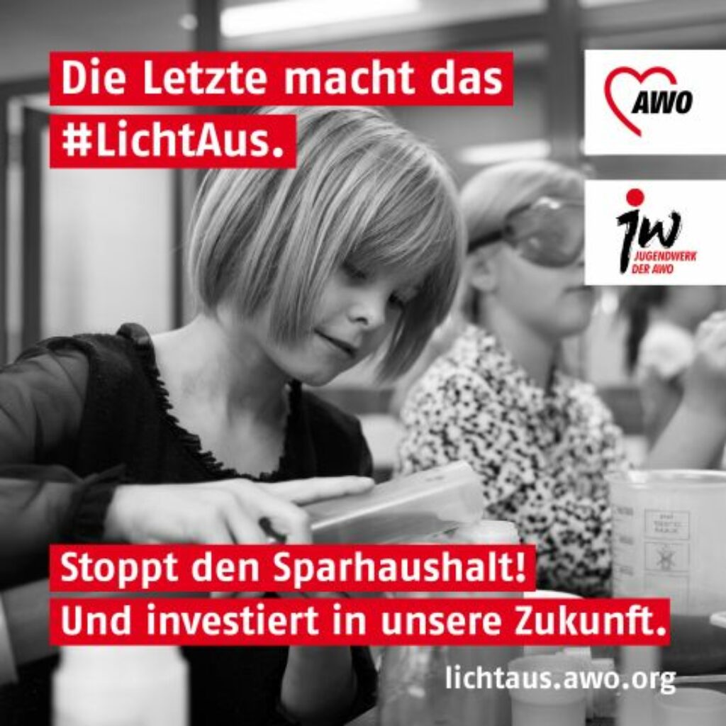 Zwei junge Mädchen experimentieren mit chemischen Reagenzien in einem Labor. Auf dem Bild steht unter anderem: "Stoppt den Sparhaushalt!" und der Link zu lichtaus.awo.org