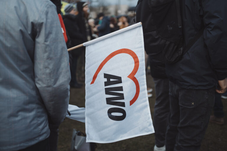 AWO Flagge hängt nach unten