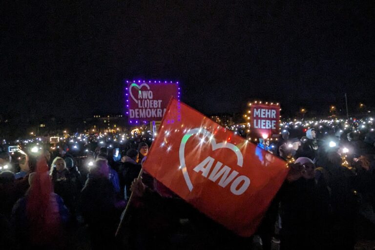 Wehende AWO-Fahnen bei einer Kundgebung / Demonstration in Bayern.