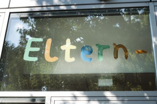 Schriftzug Eltern an einer Tür