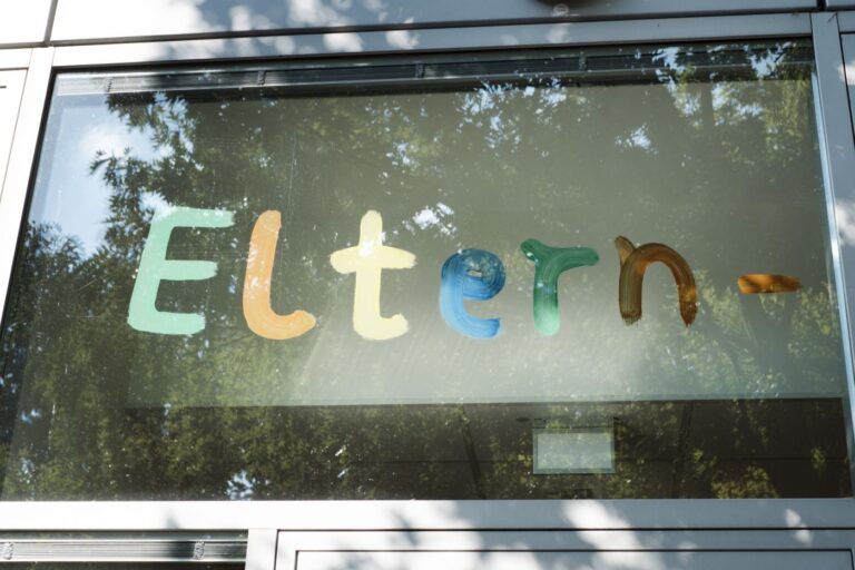 Schriftzug Eltern an einer Tür