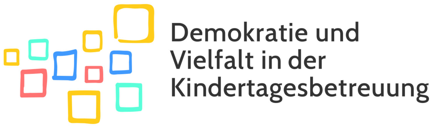 Logo mit dem Text „Demokratie und Vielfalt in der Kindertagesbetreuung“ und bunten, handgezeichneten Quadraten links vom Text.