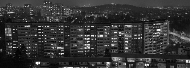 Schwarz-Weiß-Bild einer Stadt mit Fokus auf Wohngebäuden.