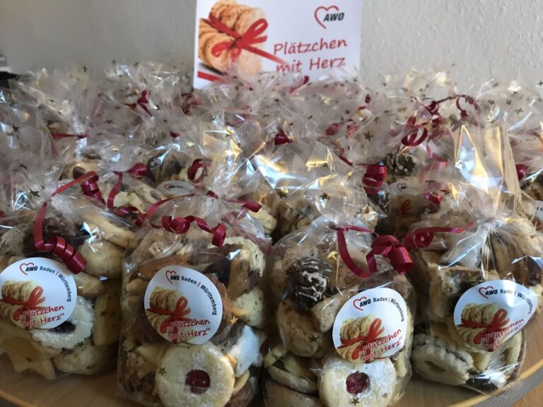 Viele Tüten mit Weihnachtsplätzchen mit einem Schild "Plätzchen mit Herz" von der AWO Baden-Württemberg.