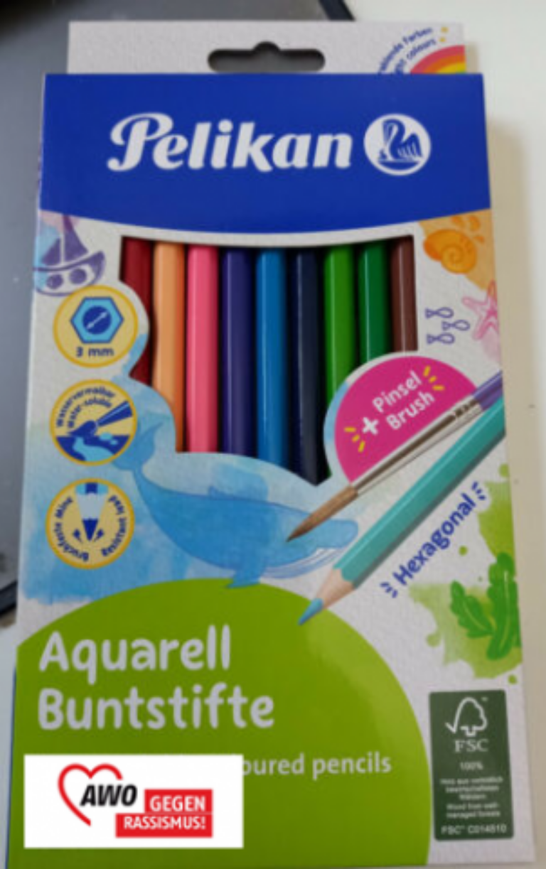 Eine Packung Aquarell Buntstifte von Pelikan. Unten in der Ecke steht: "AWO gegen Rassismus!".